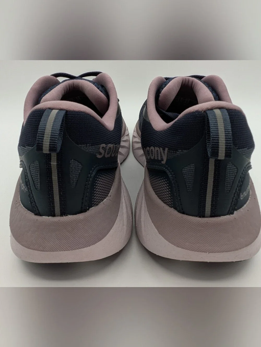 Saucony Triumph 22 Running Shoes in Navy/Dusk Women's 9.5